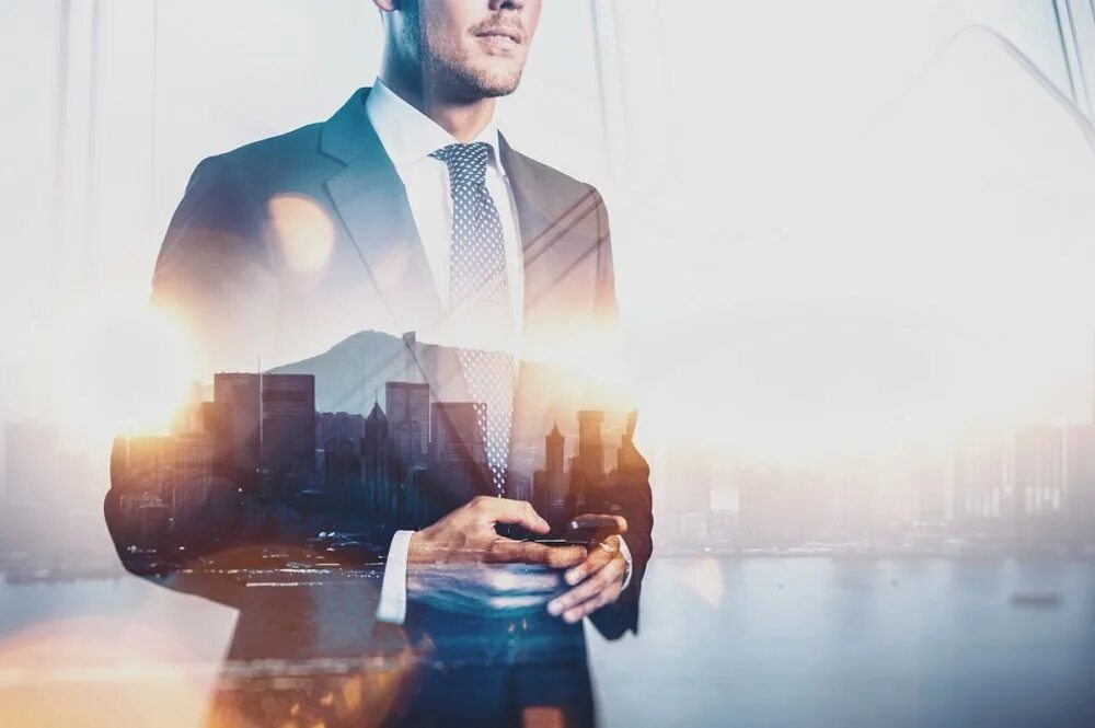 Успех в бизнесе. Бизнесмен на фоне гор. Бизнесмен фон. Предприниматель фон. Предприниматель фон.