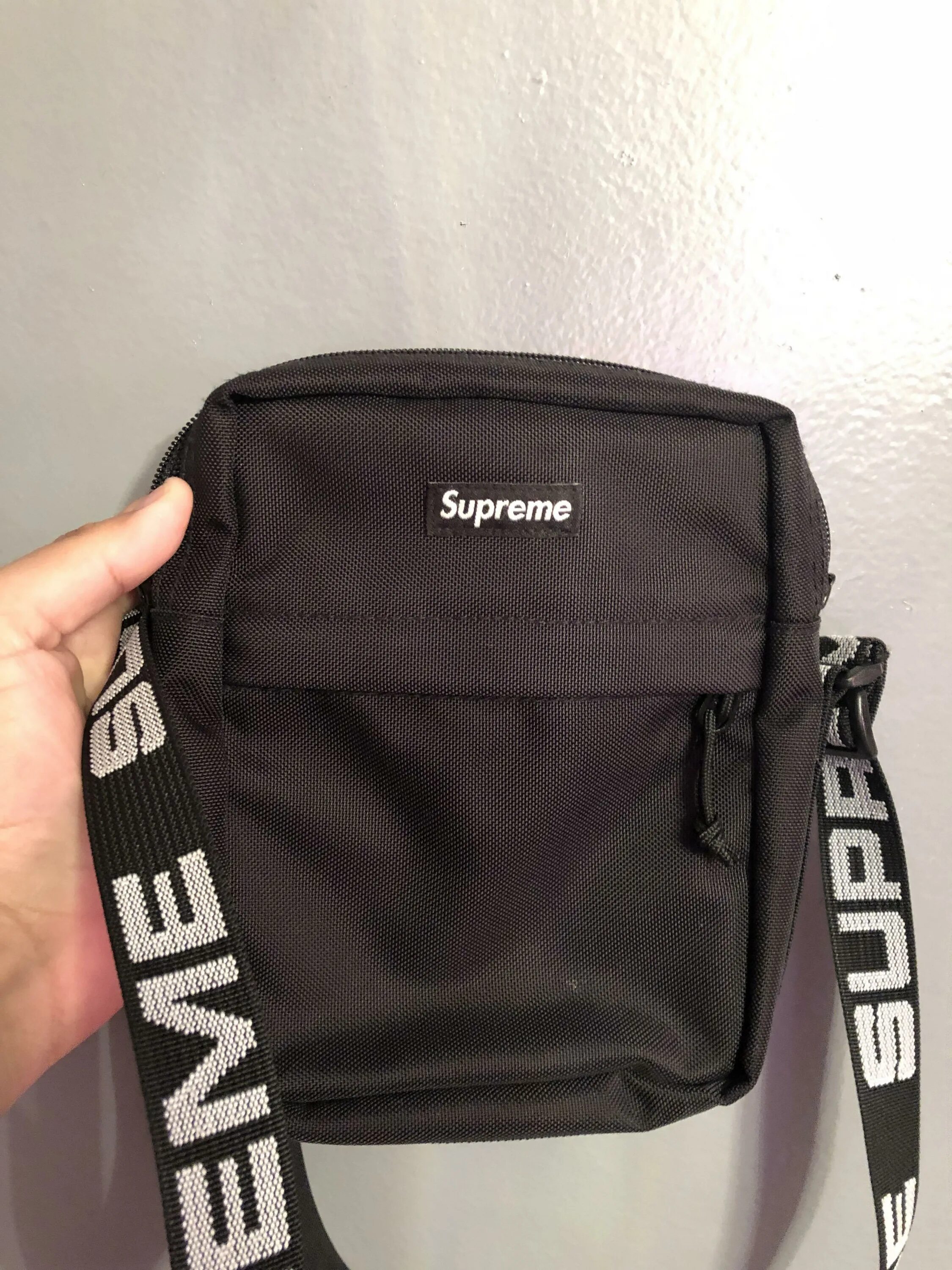 Мессенджер арктерикс. Supreme ss18 bag бирки. Сумка supreme ss18. Сумка легит. Рюкзак на веревках.