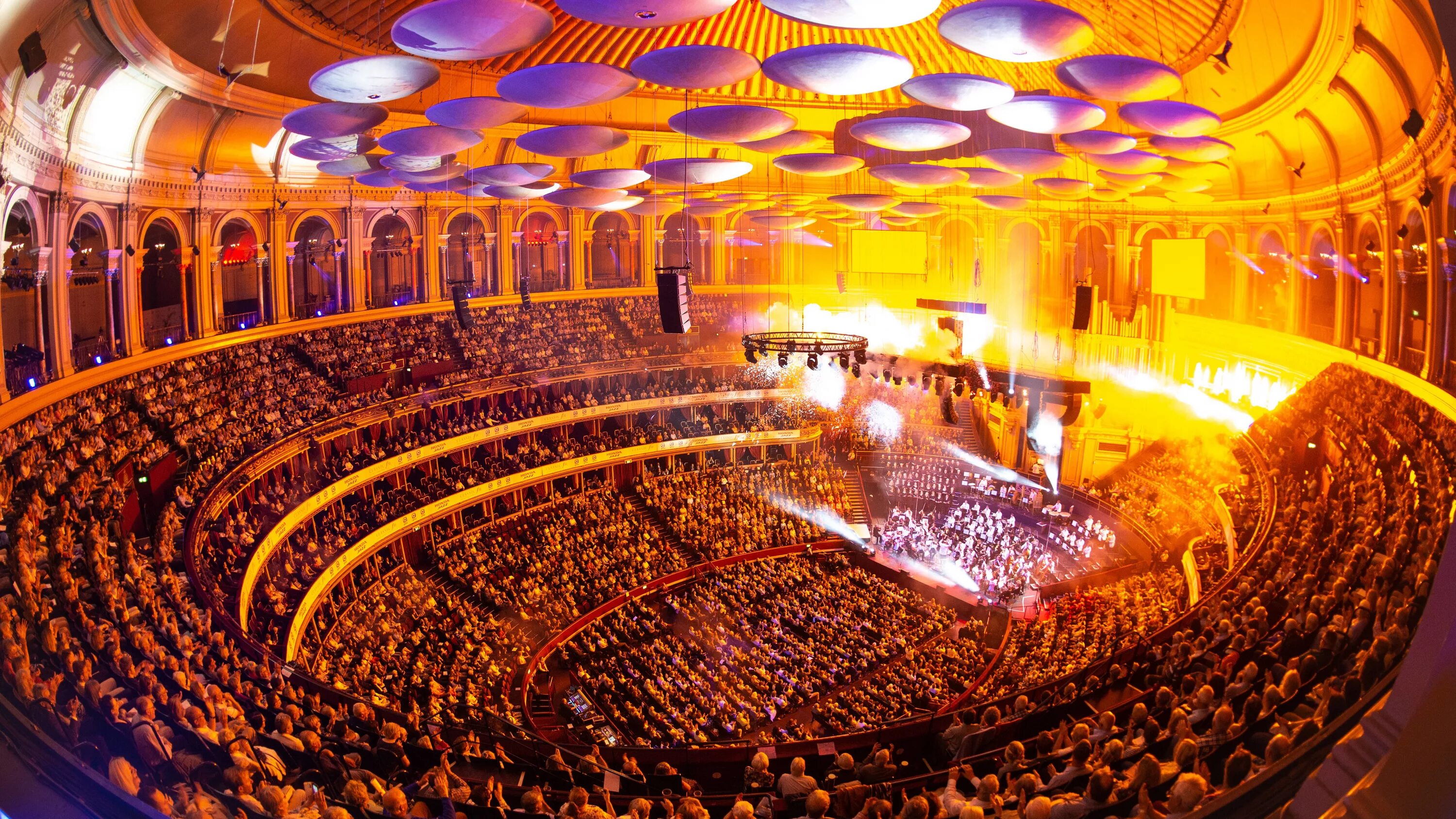 Куда холла. The Royal Albert Hall в Лондоне.