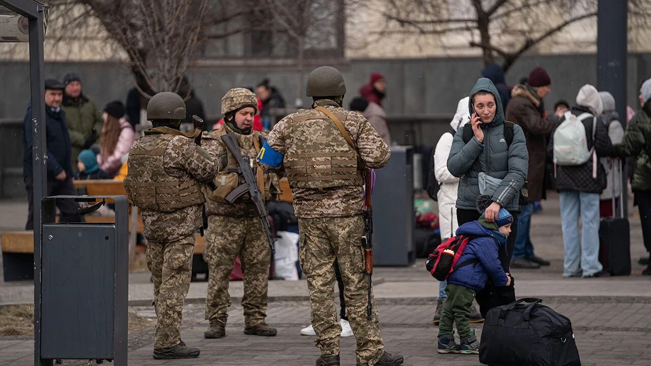 Украина предложила россию. Украинские нацисты прикрываются мирными жителями. Украинские военные прикрываются мирными жителями. Украинский националистиы. Украинские националисты военные.
