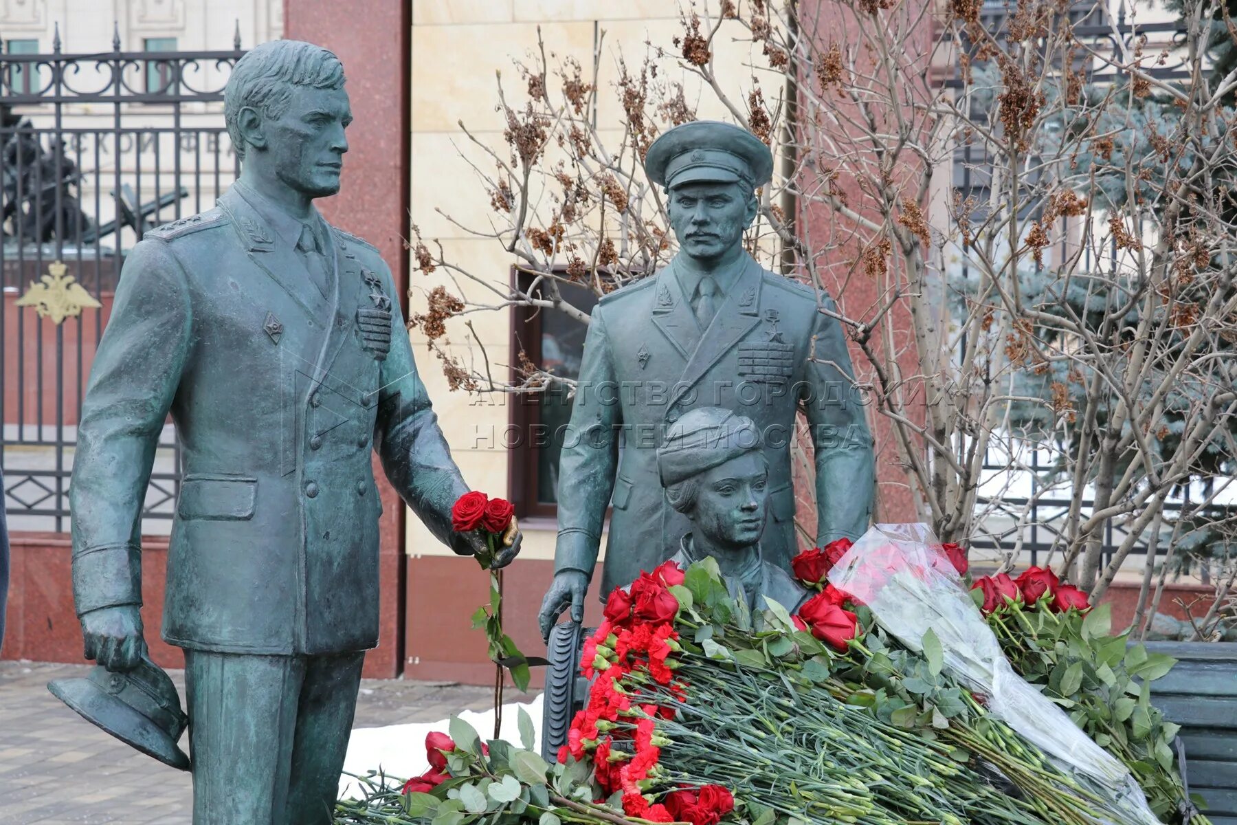 Москве офицеры. Фрунзенская набережная памятник Лановому Василию. Памятник Лановому и Юматову в Москве. Памятник офицеры на Фрунзенской набережной.