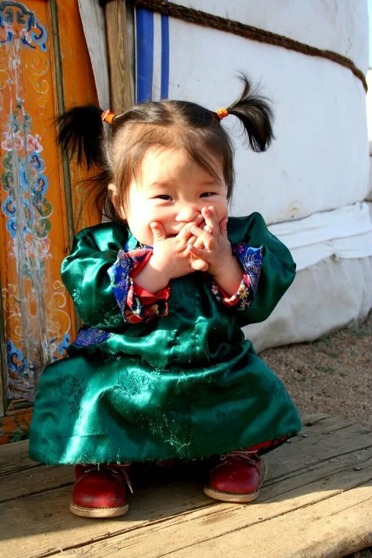 Узкоглазая девочка. Казахская девочка маленькая. Казахские девочки дети. Казахи девочки маленькие. Маленькие монгольские дети.