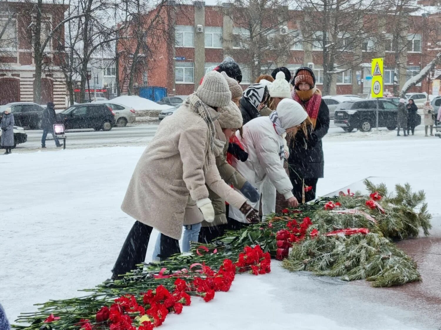 юлечка кочеткова ногинск. энгельса 42/1 бугульма. цветы бугульма. вечный огонь город бугульма. цветы для погибших защитников отечества.
