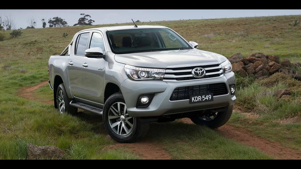 Тойота хайлюкс против митсубиси л200. Тойота hilux 2023. Тесты тойота хайлюкс. Тойота хайлюкс желтый. Тойота хайлюкс 8 поколение.