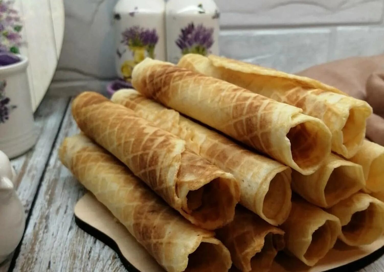 Хрустящие вафли советские. Вафли в вафельнице хрустящие. Вафли в вафельнице. Вафельные трубочки в электровафельнице. Вафли в электровафельнице на советской электровафельнице.