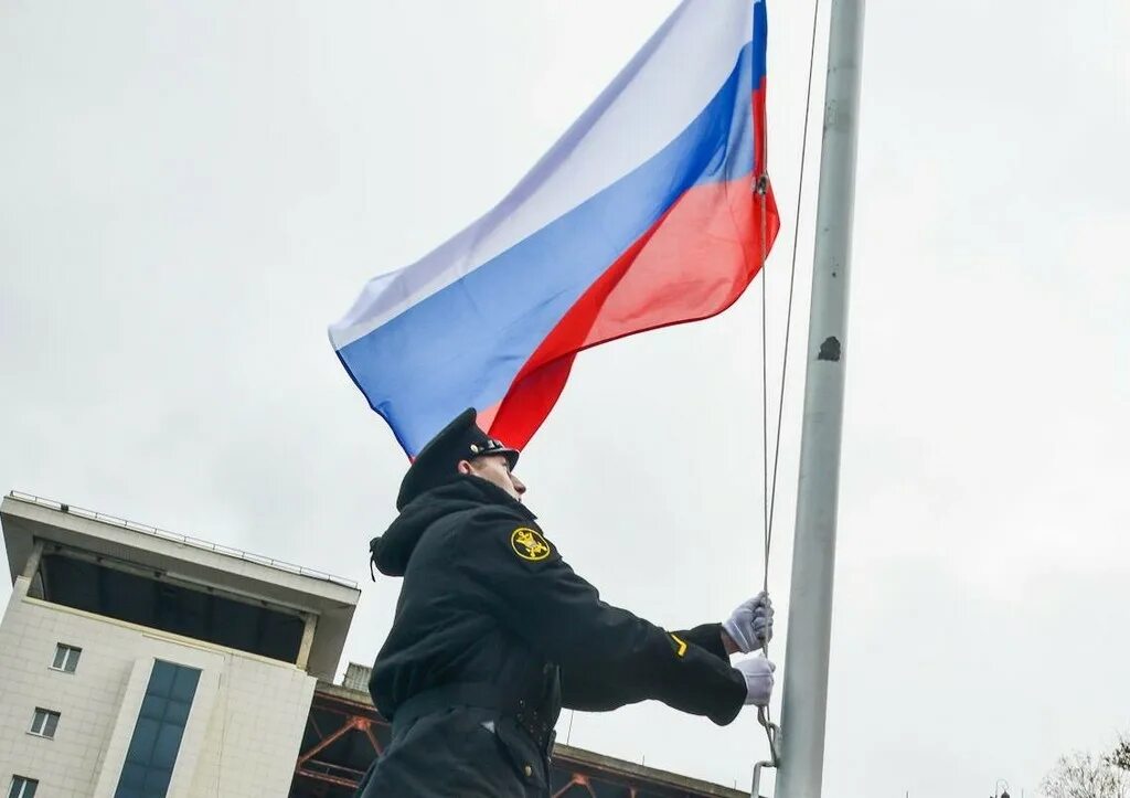 Поднять государственный флаг. Ритуал подъема и спуска государственного флага РФ. Подъем государственного флага. Поднятие флага РФ. Спуск государственного флага Российской Федерации.