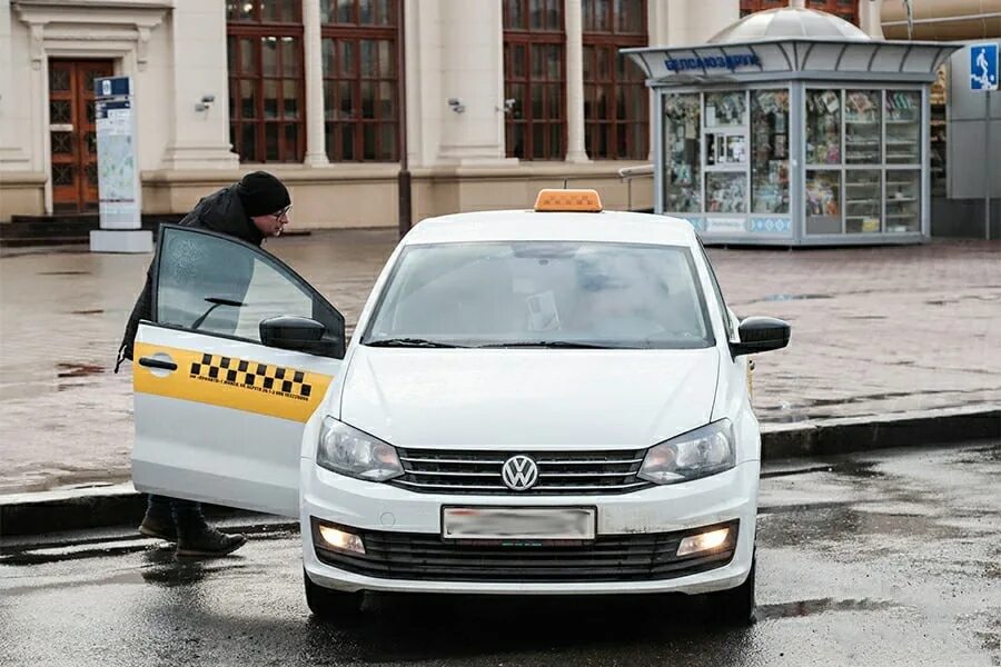 Водитель такси минск. Предприниматель таксопарк. Авто на комиссию. Такси по Европе. Машины такси с шашечками в Москве фото.