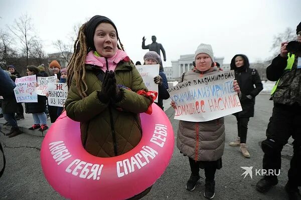 Парад феминисток. Феминизм митинг. Феминизм митинги в России. Плакаты феминисток на митингах. Феминистка 17 этаж