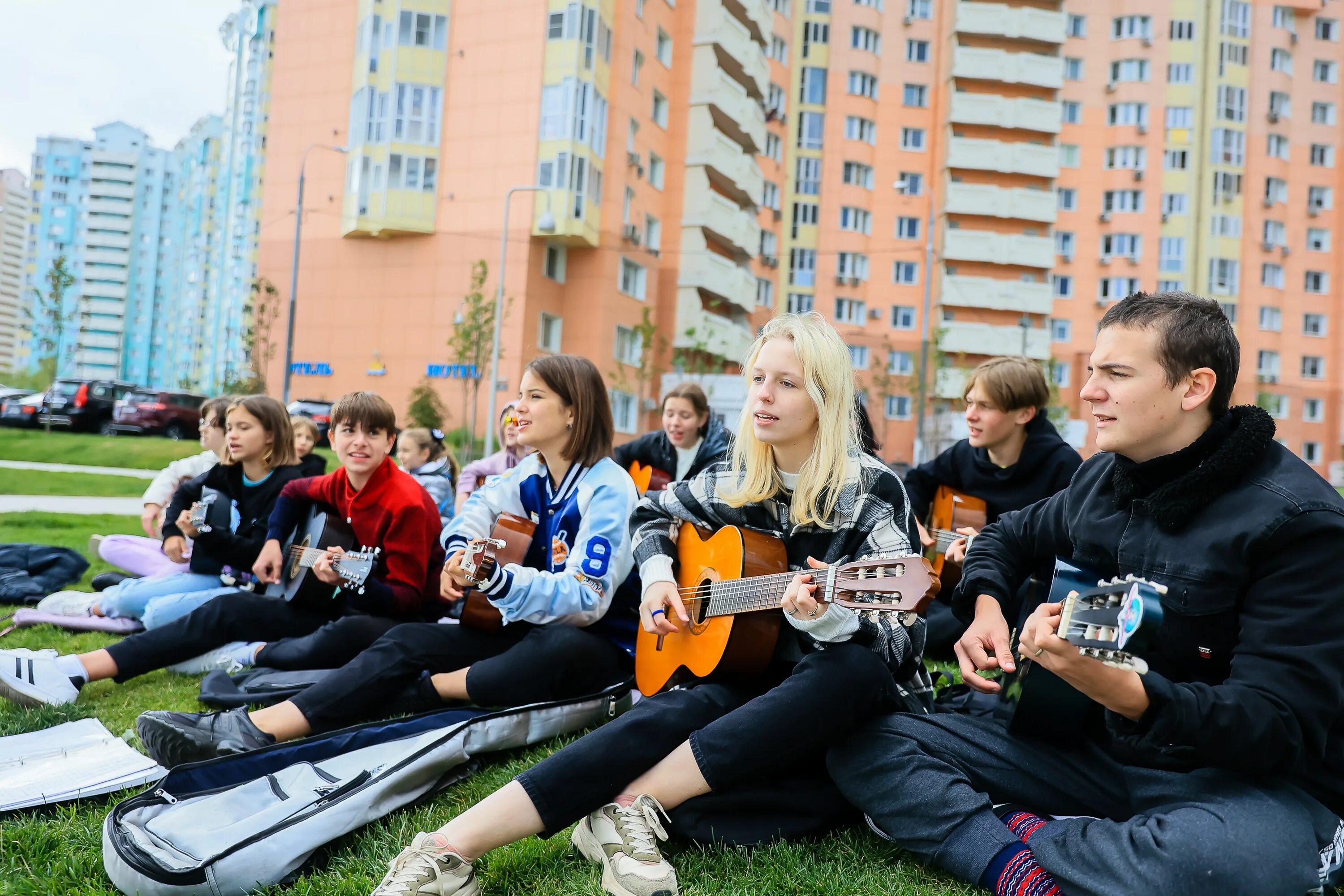 Жизнь городов конкурсы. Молодежный фестиваль. Молодежный конкурс город а. Фестиваль работающей молодежи. Молодежный фотоуголок фестиваль.