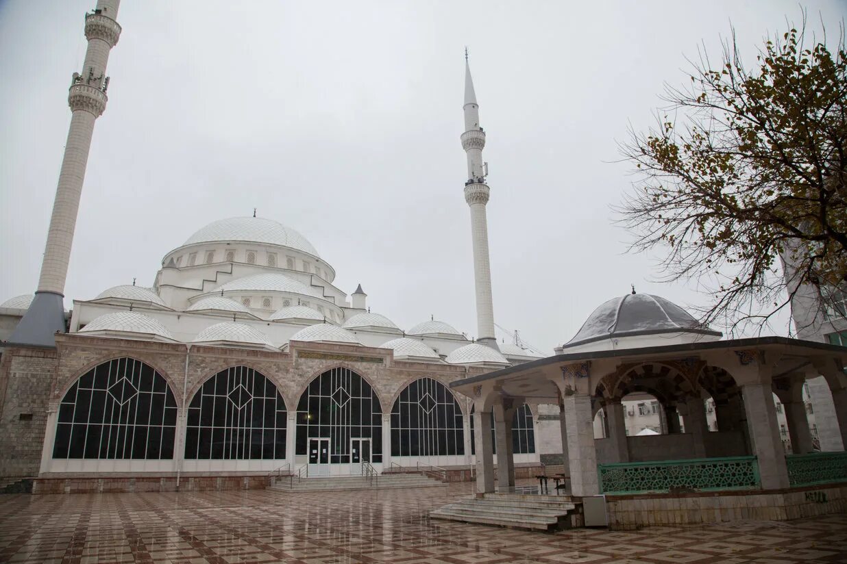 Джума дагестан. Махачкалинская Джума мечеть. Соборная Джума-мечеть Дагестан. Соборная мечеть Махачкалы. Центральная Джума-мечеть Махачкала внутри.