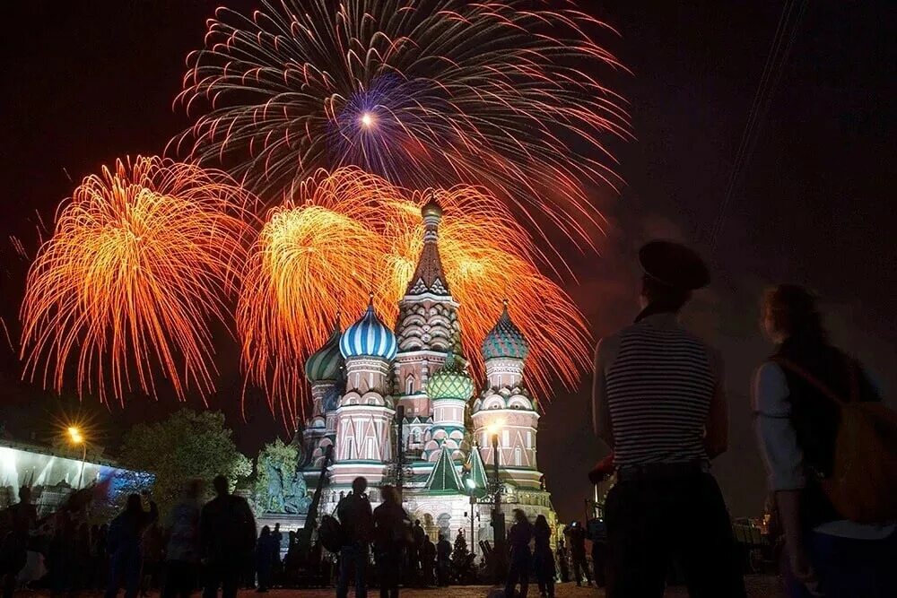 Салют 9 мая красная площадь Москва. Парад Победы на красной площади салют. Москва салют парад Победы. Салют день Победы Москва.