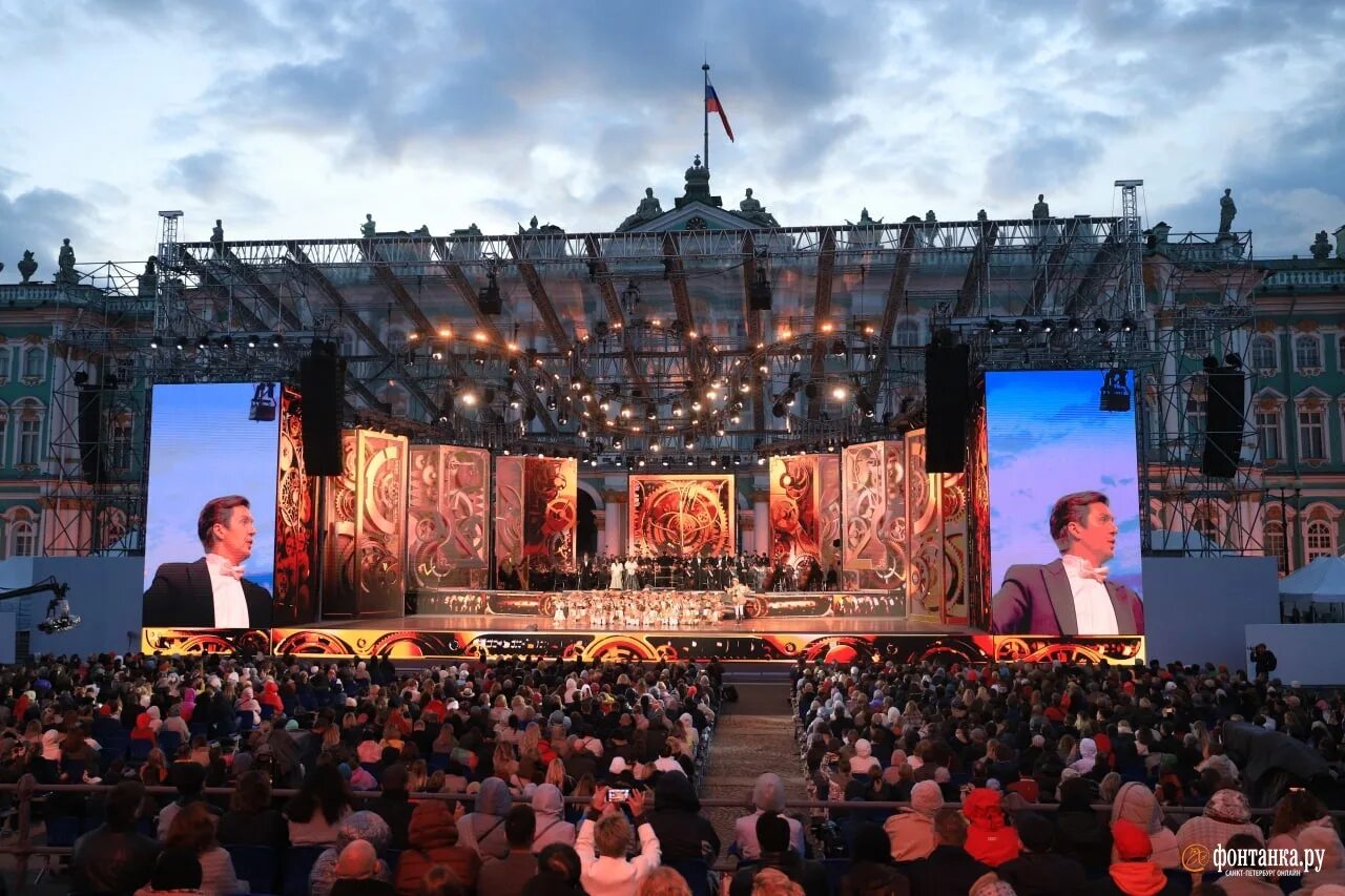 Питер дворцовая площадь новый год. Мероприятия в санкт петербурге вечером. Мероприятия в санкт петербурге вечером. Питер найт. Праздник алые паруса в санкт-петербурге.