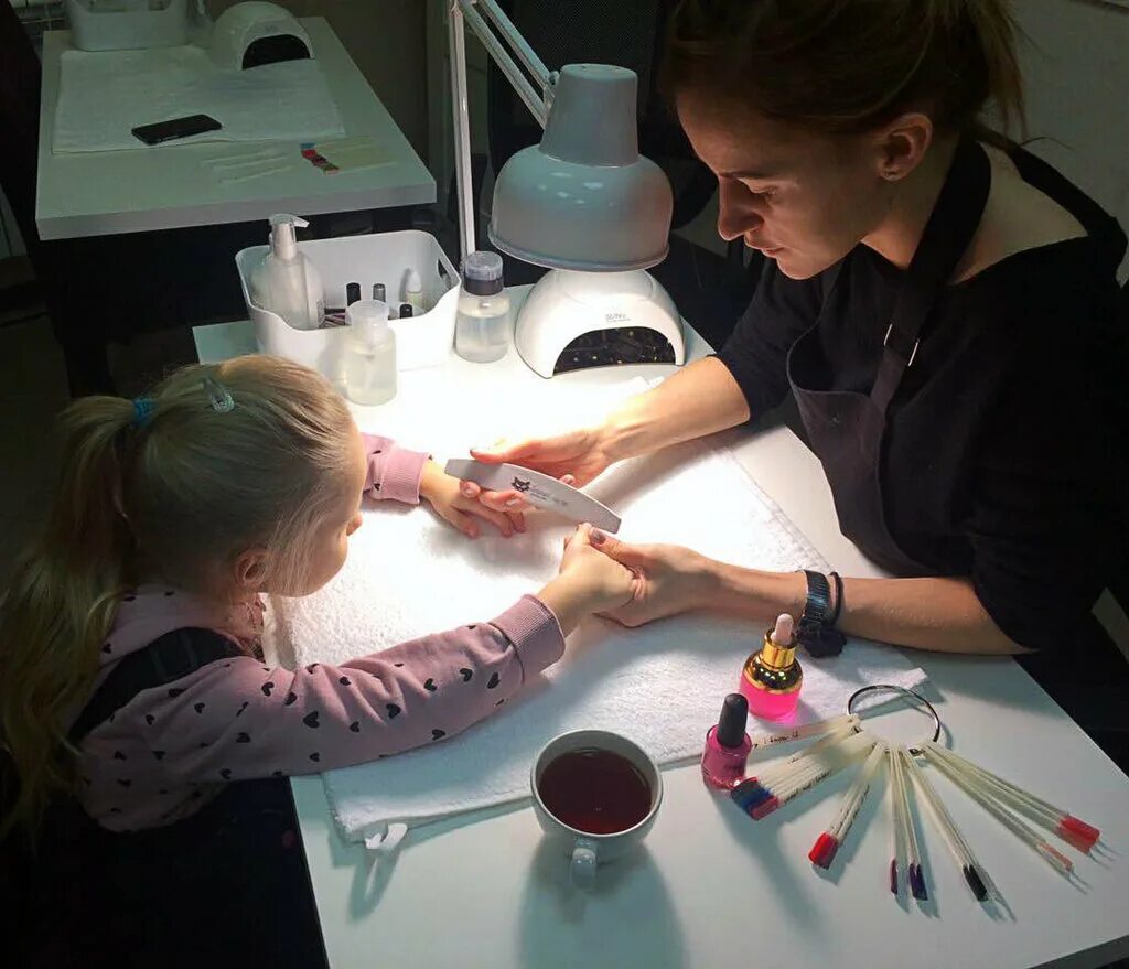 красивые ногти для детей. детский маникюр у мастера. детский мастер маникюра. детский маникюр. детский мастер маникюра.