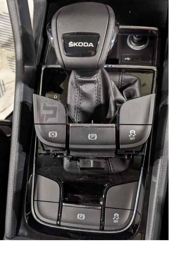 Беспроводная зарядка skoda karoq. Тюнинг салона шкода карок. Подлокотник шкода кодиак. Шкода карок интерьер. Skoda karoq аксессуары.