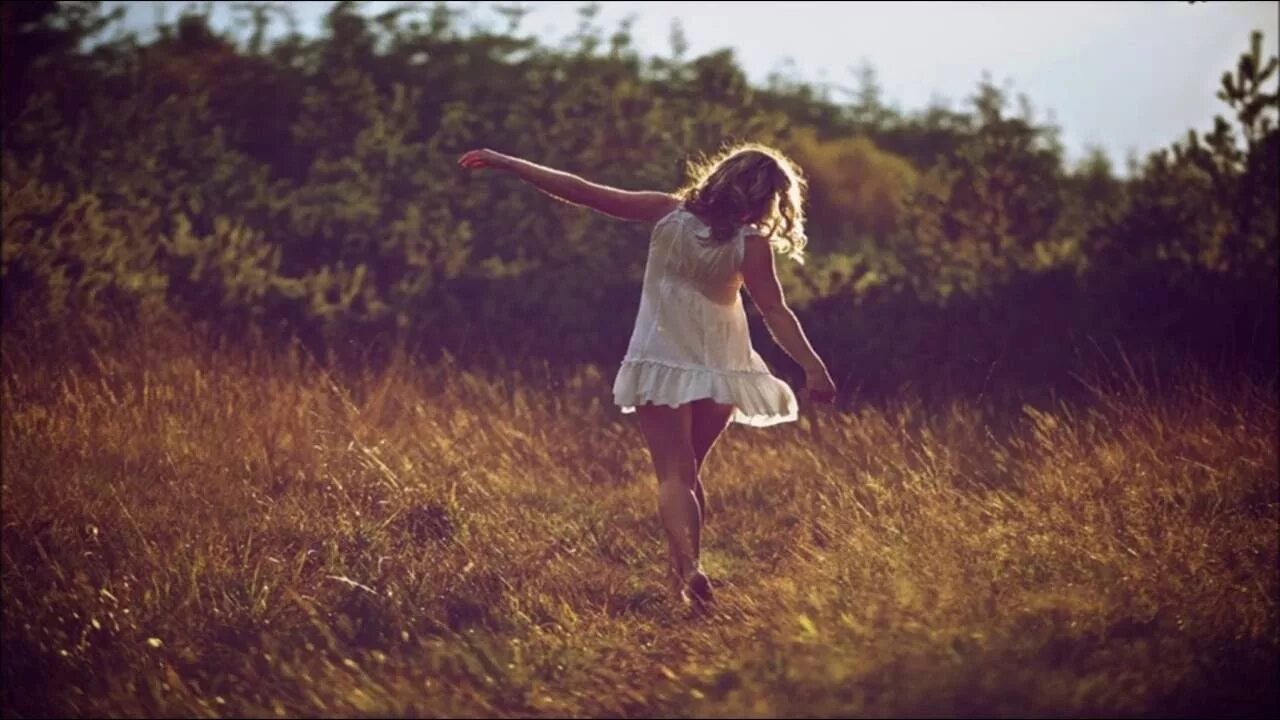 Бежать плясать. Девушка убегает. Девушка кружится в платье. Девушка бежит в платье. Девушка бежит в поле.