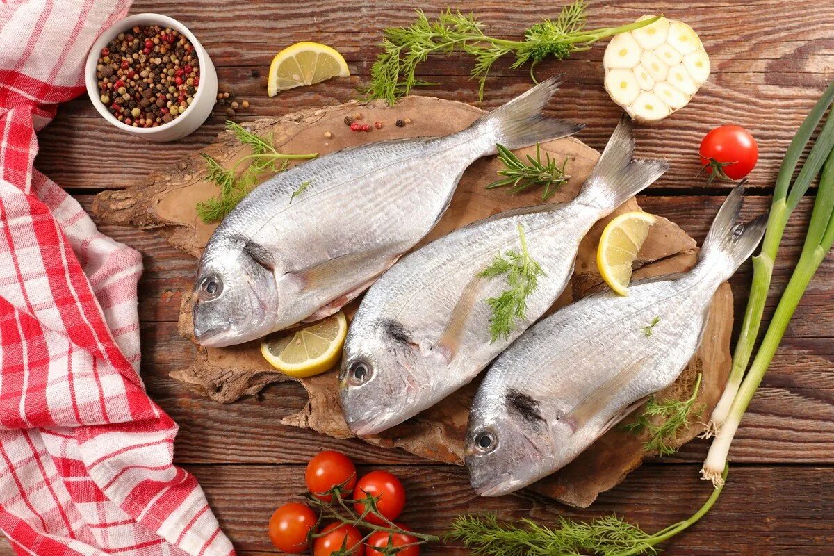 Сырая рыба много. Свежая рыба. рыба продукты. морская рыба для еды. сырая рыба.