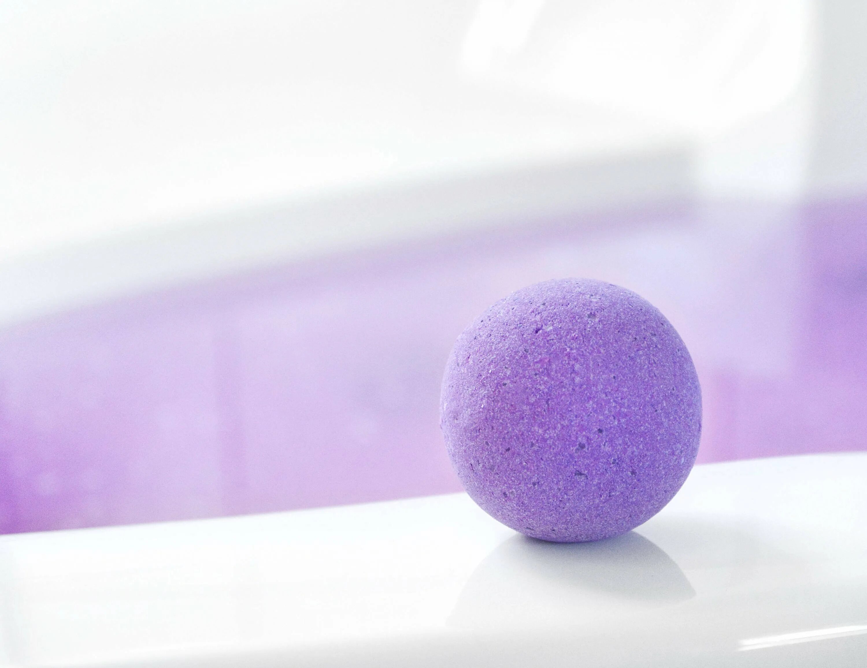 Ванна с шарами. Фиолетовая бомбочка для ванны. Бомбочки для ванны сиреневые. Фиолетовая бомьочка длявпнной. Бомбочки для ванной фиолетовые.