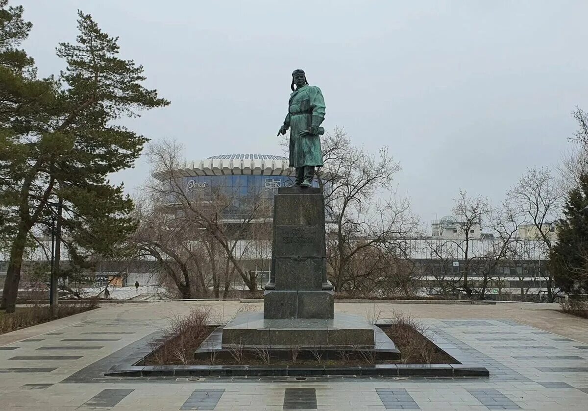 Памятник который находится. Памятник хользунову (волгоград) памятники волгограда. памятник хользунову в волгограде на набережной. памятник хользунову сталинград. памятник герою советского союза в. с. хользунову.