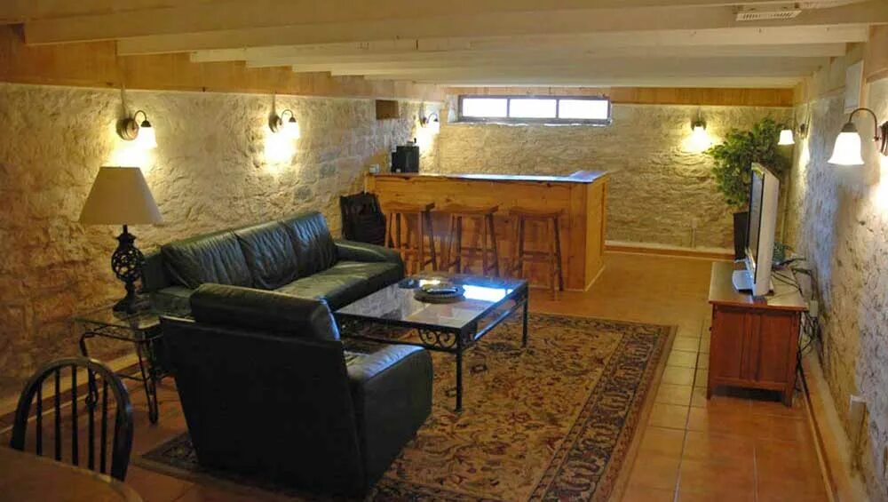 Хранение в подвале. Отделка винного погреба. Полки в подвале. Погреб интерьер. Что можно разместить в подвале.