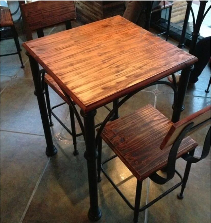 В кафе есть только квадратные столики 22. Стол и стулья в стиле лофт. Стол из металла и дерева. Красивые столы из металла и дерева. Стулья в стиле лофт.