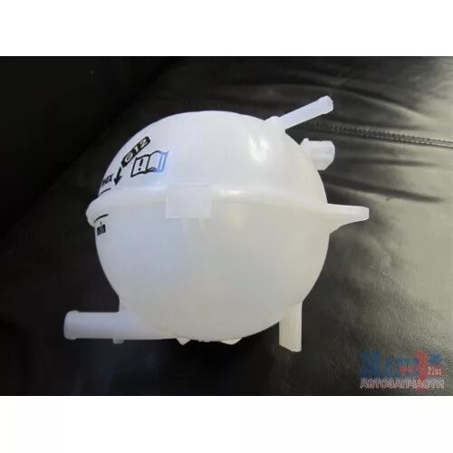 Расширительный бачок на фольксваген поло седан 2011. Расширительный бачок поло седан. Бачок антифриза фольксваген поло 2012. Расширительный бачок фольксваген поло седан. Polo sedan расширительный бачок.