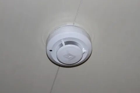 Пожарный извещатель на потолке