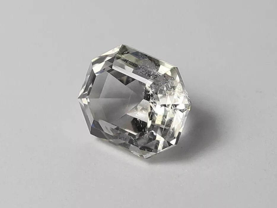 Увит турмалин. Турмалин прозрачный. Ахроит турмалин. Турмалин камень бесцветный. Бесцветный турмалин.