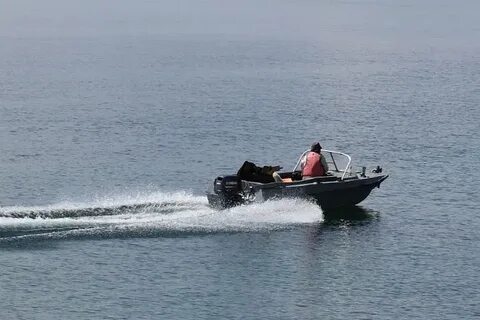 На моторной лодке турист плыл 3 часа