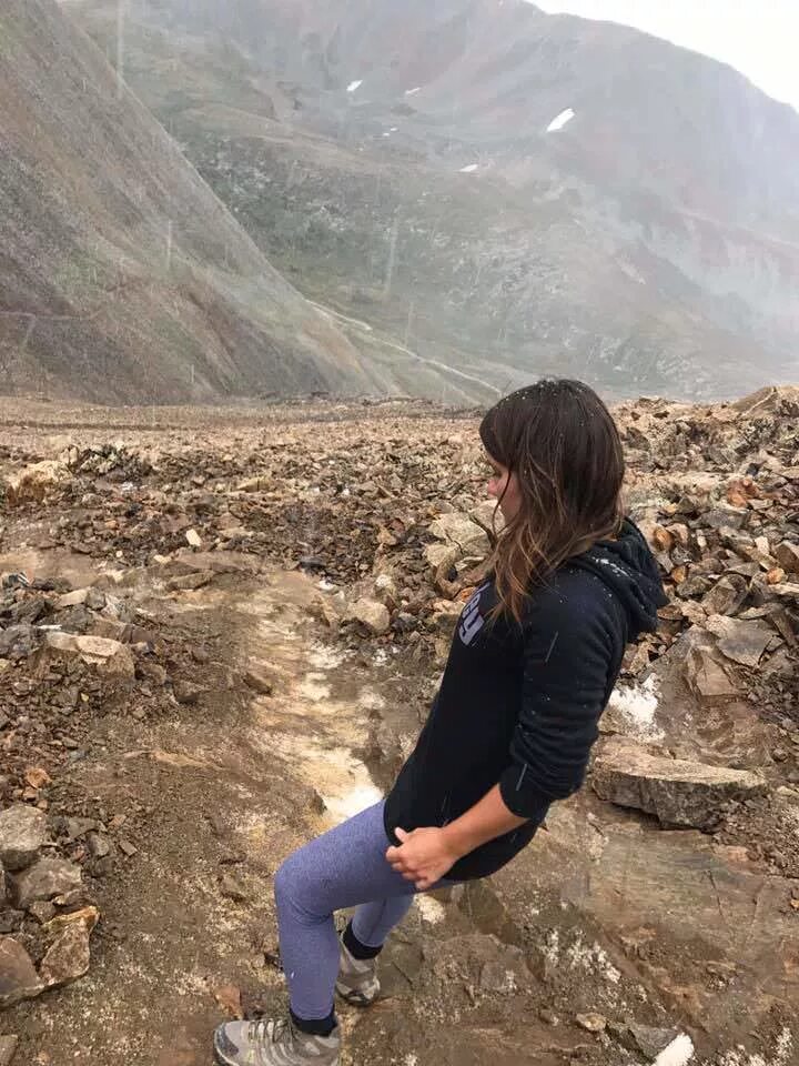 В горах найдена девушка. В горах найдена девушка. Красивая женщина в горах. Красивая девушка на фоне гор. Фотосессия в горах.