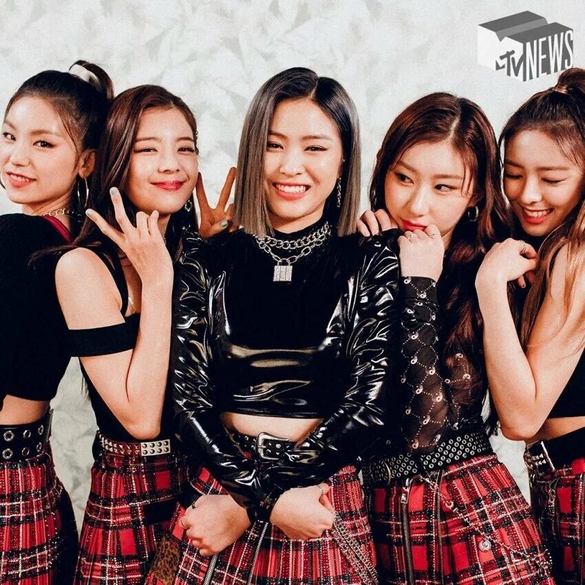 Itzy дебют. Itzy корейская группа. k pop группа itzy. группа itzy 2025.