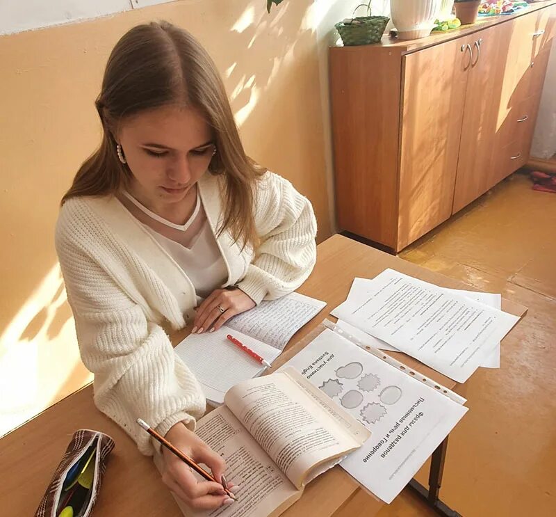 Мастер класс по подготовке к егэ. Подготовка к егэ фото. серьезная подготовка. подготовка к егэ краснодар. учитель по егэ женщина с белыми волосами.