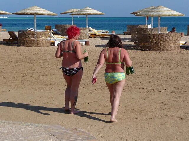 Русские женщины в Турции. Русские туристы на пляже. Туристки в Турции. Женский пляж в Турции.