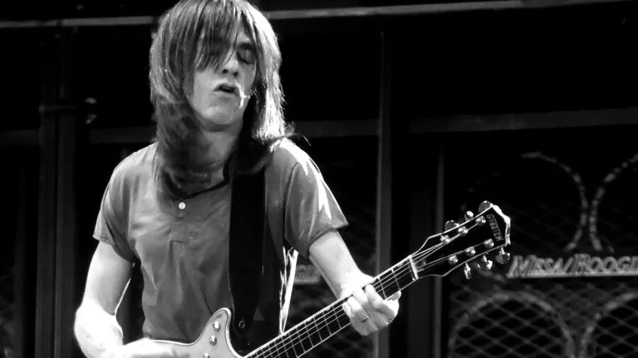Малькольм янг. Malcolm young guitar. малькольм и ангус. malcolm young gretsch. malcolm young smiling.