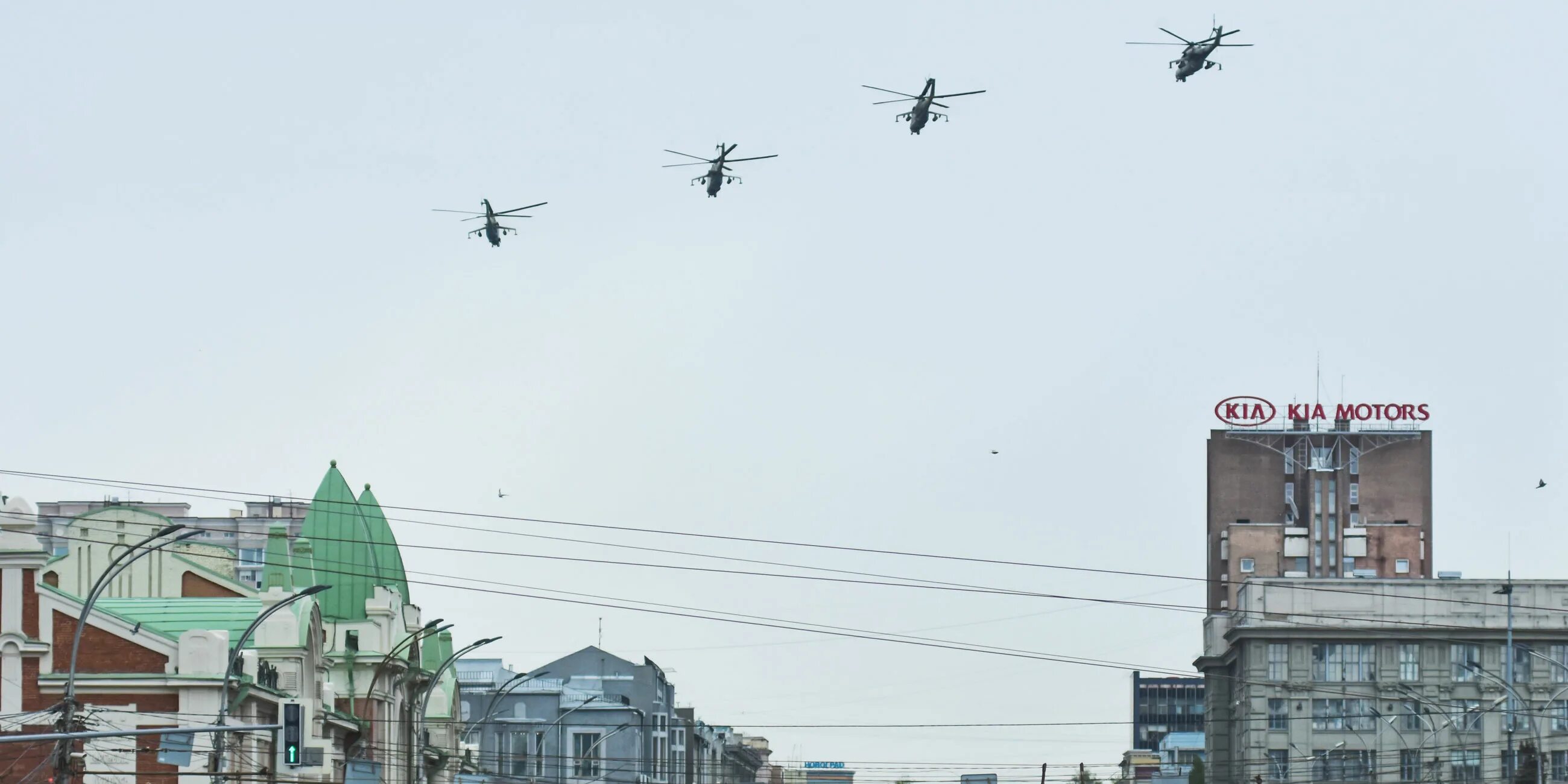 Почему над минском летают вертолеты. Авиапарад в Новосибирске. Авиапарад 2020. Репетиция воздушного парада. Военный вертолёт над городов.