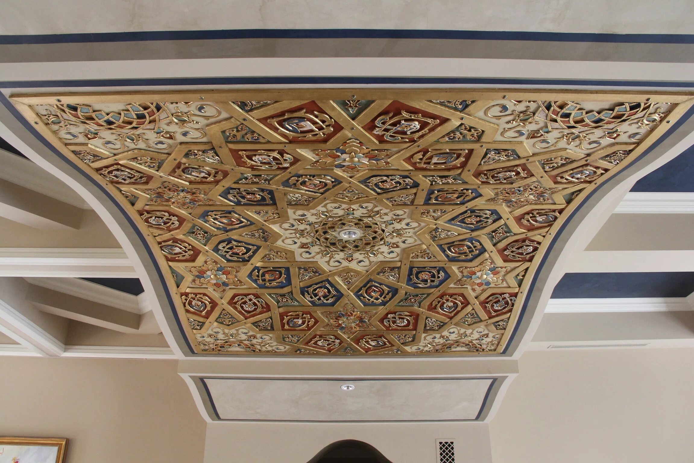 Натяжные потолки с узорами. Ковры на потолке интерьер. Подвесной потолок. Потолок из ковра. Ковер на стене в интерьере.