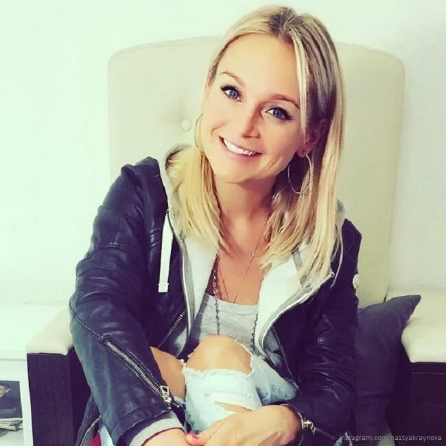 Крайнова тутси. Крайнова тутси. Настя крайнова певица. Солистки группы тутси. Группа тутси 2021.