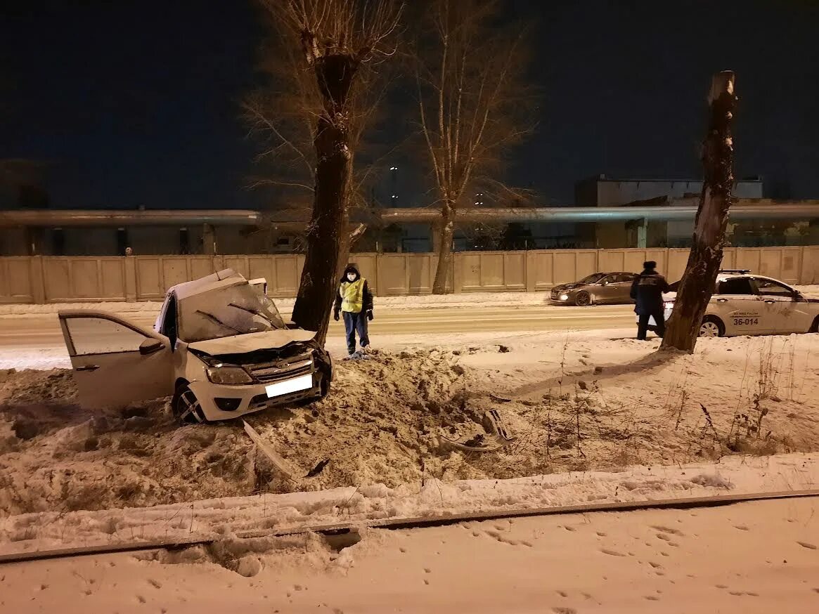 В нижнем тагиле танк врезался в машину