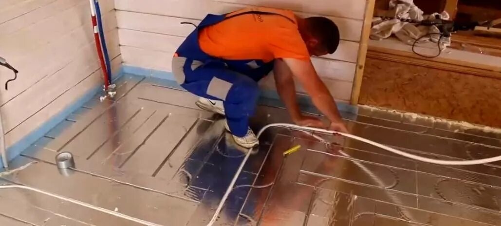 Как установить теплые полы в доме. Теплый пол в каркасном доме. Электрический теплый пол в ванной. Как установить теплые полы в доме. Теплый пол в частном доме.