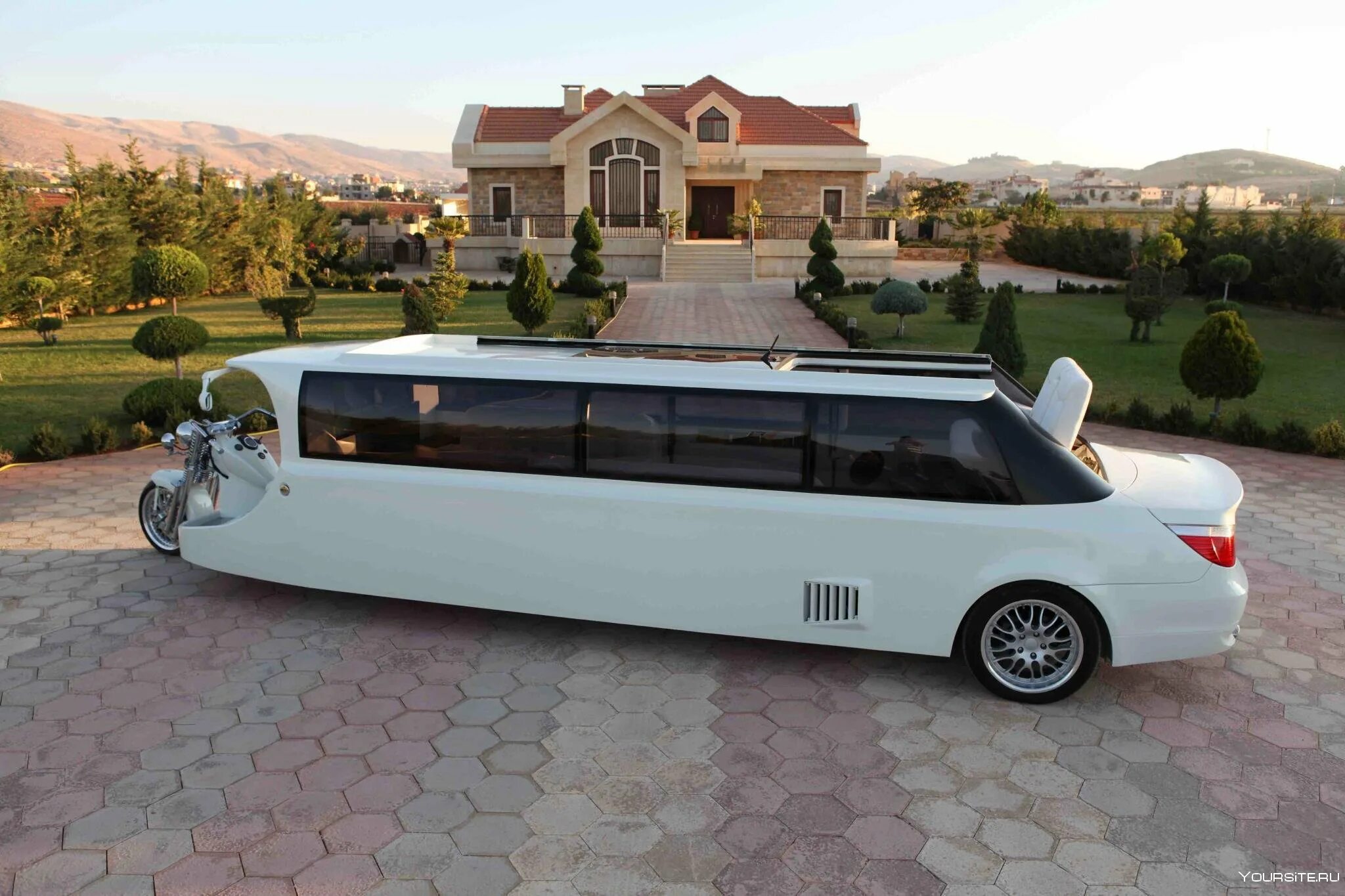 Лимузин хаммер черный. Лимузин джей орберг. Линкольн таун кар 1999 лимузин. Линкольн континенталь 1993 лимузин. Длинная машина как называется.