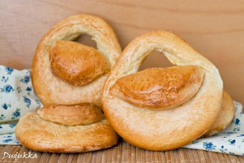 Кафе калачи екатеринбург. Сметанные калачики. Под калачом. Под калачом. Калач.