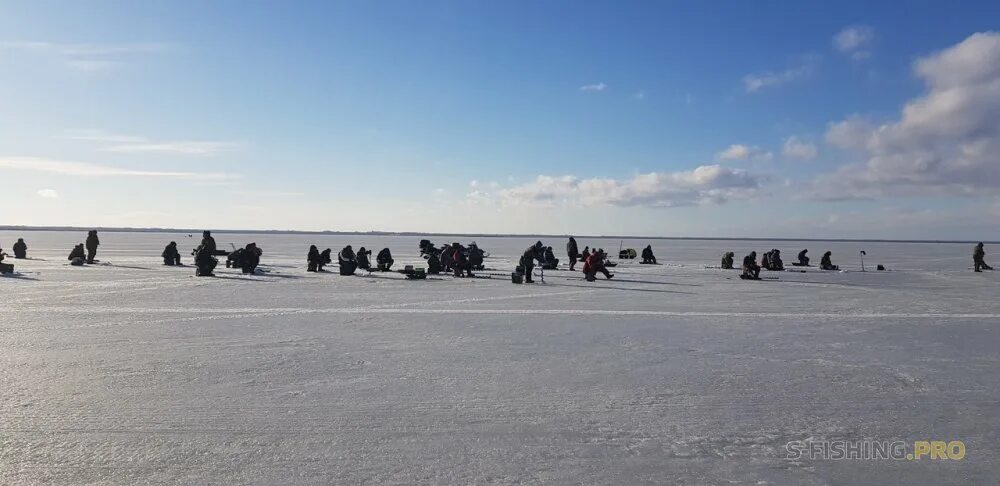 Выход на лед на рыбинском водохранилище. Рыбинское водохранилище зимняя рыбалка. Рыбинск водохранилище зимой. Рыбинск водохранилище зима. Ледостав на Рыбинским водохранилищем.