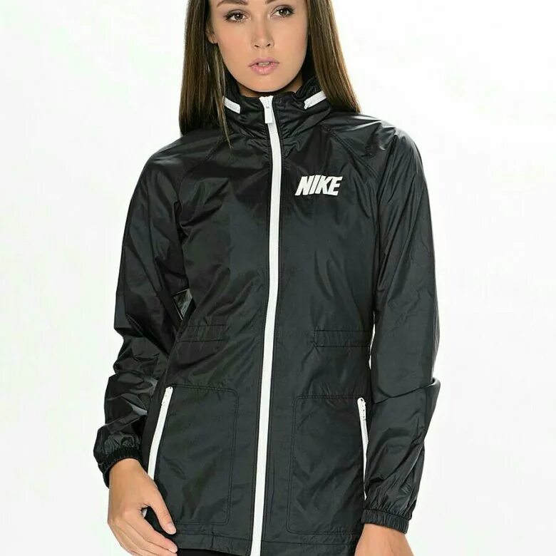 Куртка найк эйр женская. Девушка в спортивной куртке. Nike windrunner. Nike windrunner jacket. Ветровка найк двухцветная.