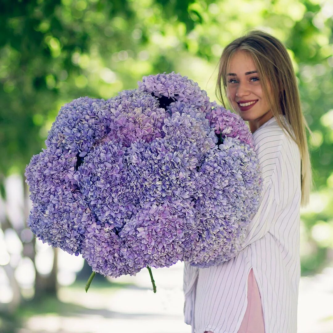 Большая охапка. Огромный букет. Охапка ранункулюсов. Большая охапка. Букет шикарный.