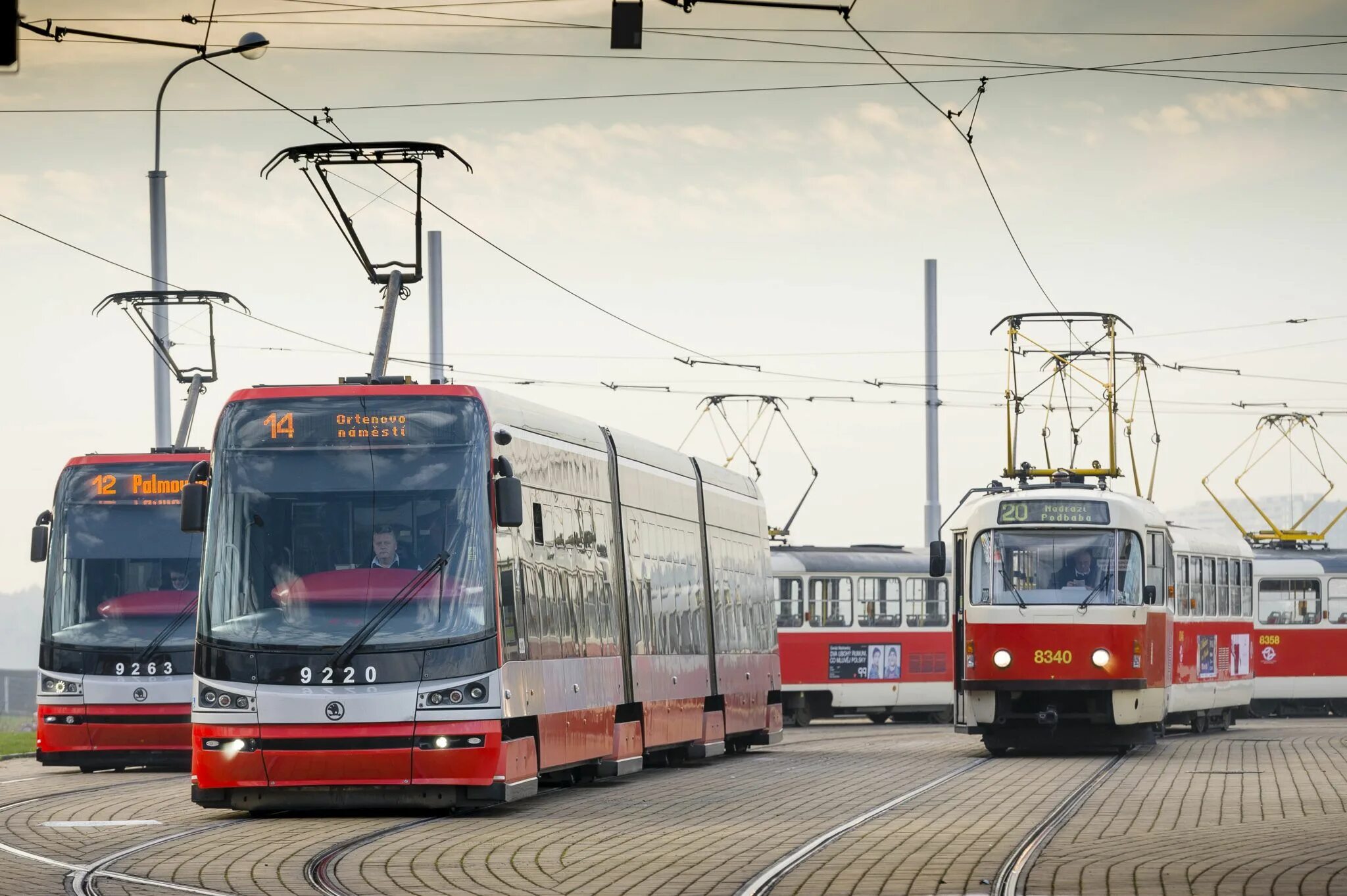 Какой трамвай ездит. Модернизация общественного транспорта в. Трамвайные пути в Праге. Вспомогательный транспорт. Общественный транспорт Праги.