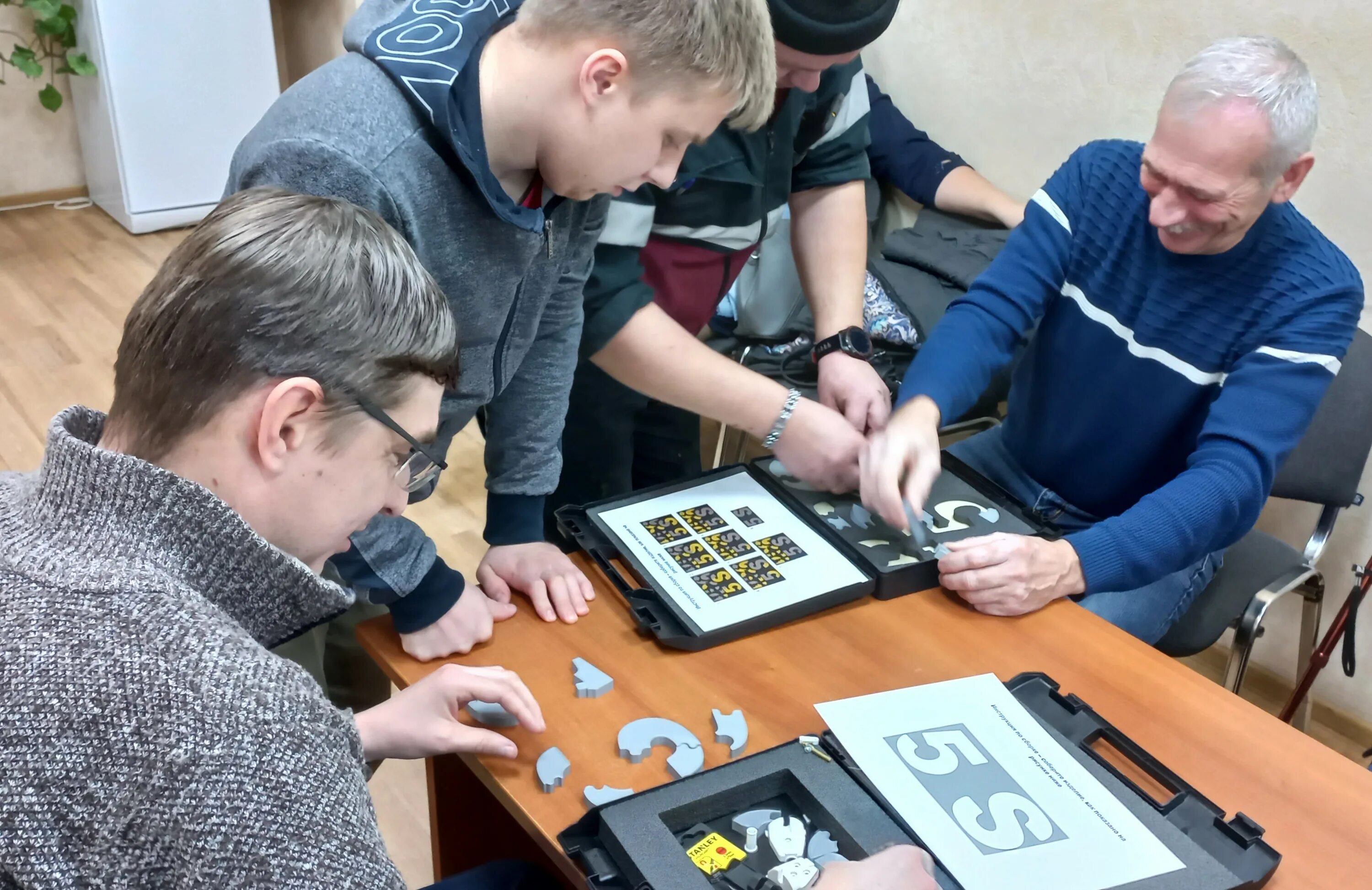 Переобучение персонала. Консалтинговые услуги для бизнеса. Демократический стиль. Образование рабочей группы. Совещание за круглым столом.