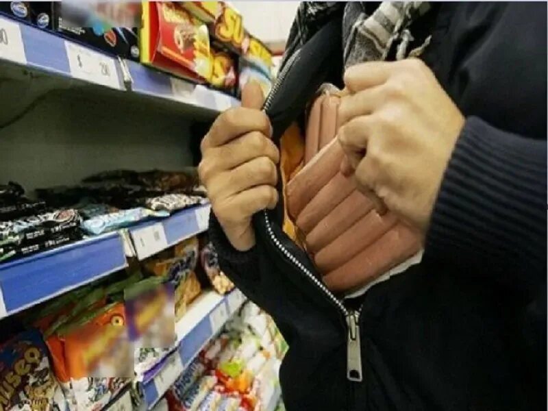 Ворует обувь. Кража продуктов. Клептомания фото. Ограбление продуктового магазина. Украл в магазине.