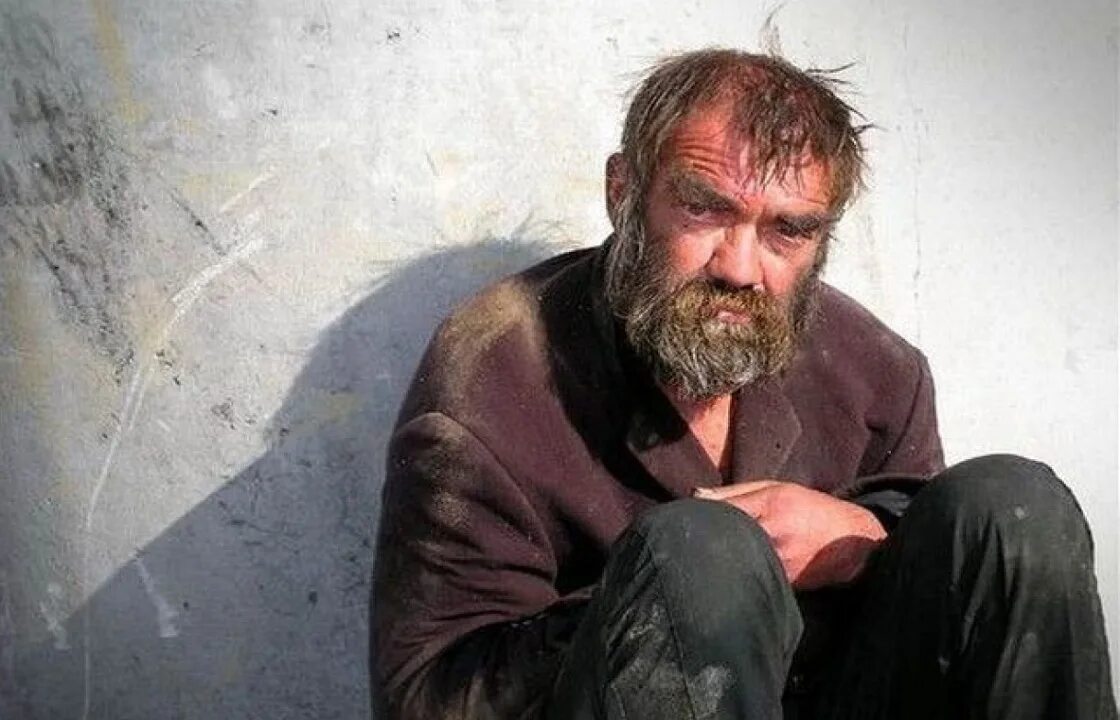 Фото бомжа. Бомж. Бомж задумался.