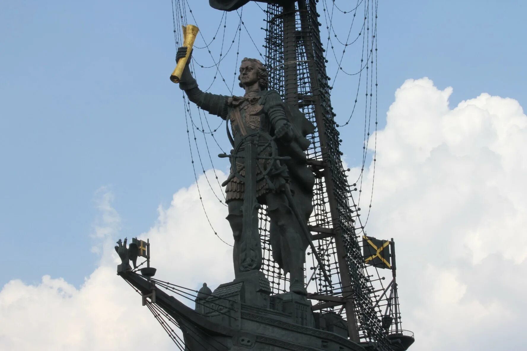 Памятники петру 1 в мире. Памятник Петру 1 в Москве Церетели. Памятник Зураба Церетели Петру первому в Москве. Скульптура Петра 1 Церетели в Москве.