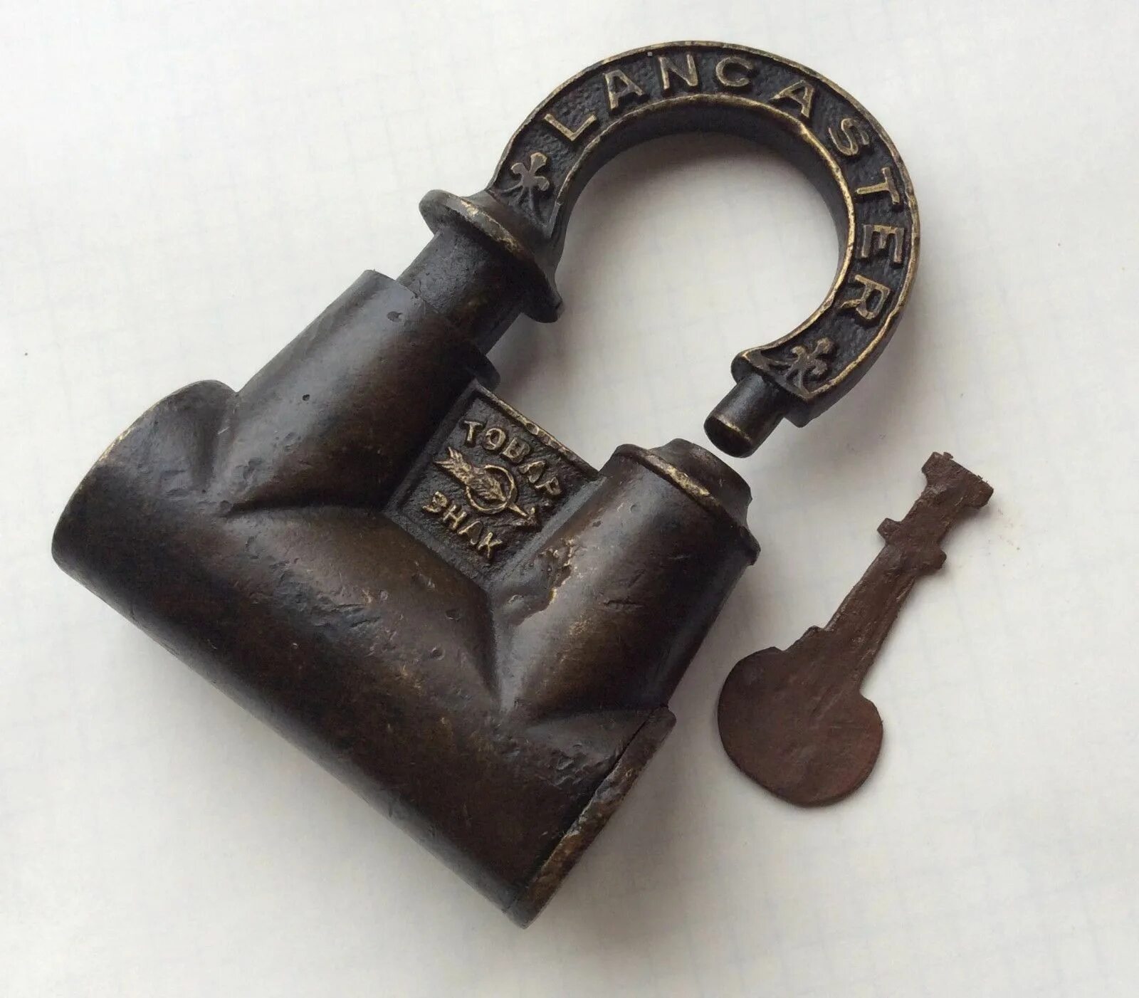 Старая крепость купить. Старинный ключ. Старинные замки и ключи. Необычные ключи для замков. Ключ дверной старинный.