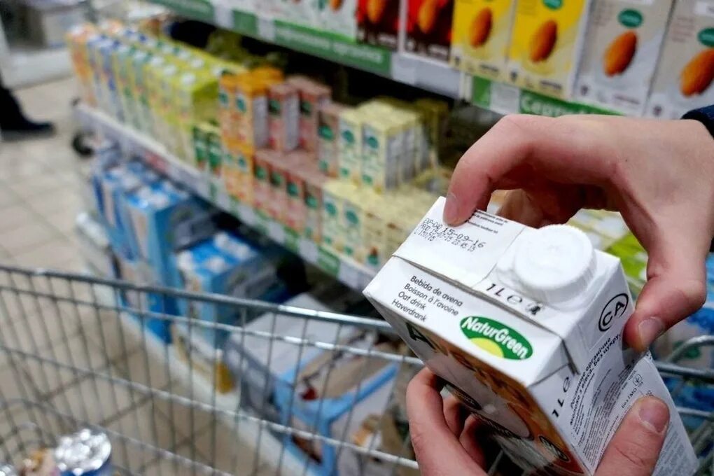 Некачественные продукты в магазине. Просроченные продукты. Закупка в супермаркете. Покупатель в магазине. Просрочка товара в магазине.